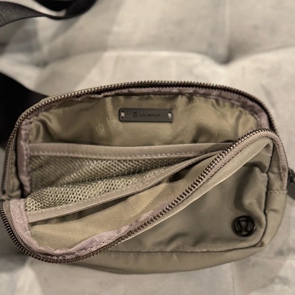 Lululemon Everywhere Belt Bag Carbon Dust OG Original - Picture 3 of 10